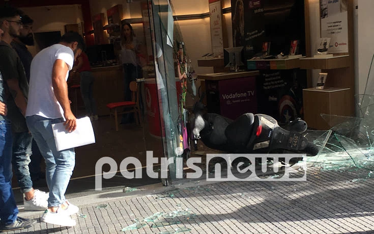 Πύργος: Οδηγός «μπήκε» σε κατάστημα με το μηχανάκι (εικόνες)